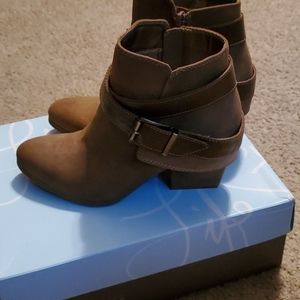 Life Stride tan booties size 7.5